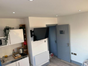 D Lovely Multi Use 1 Bed Loft Apartment with Free Parking Woodford